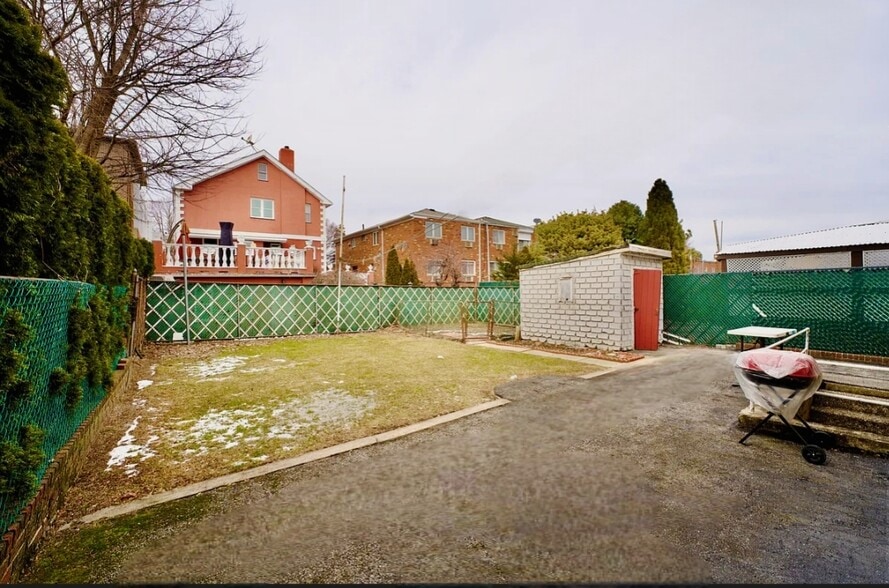 Large patio area (to be furnished soon) - 2050 Hazen St