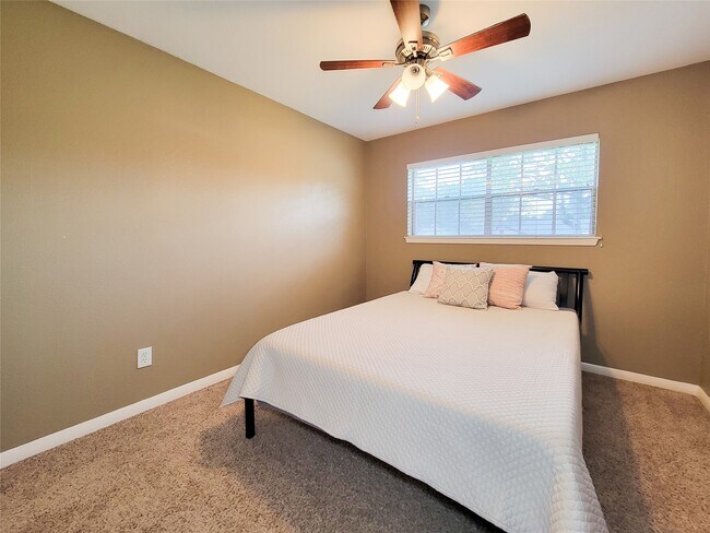 Building Photo - 2115 Forest Oaks Dr