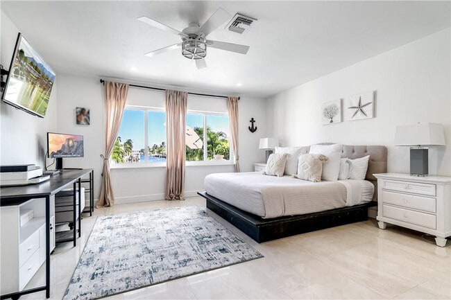 Building Photo - 2948 NE 35th Ct