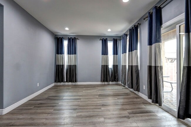 Building Photo - Immaculate 4 Bedroom Home