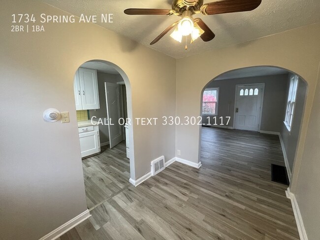 Building Photo - Two bedroom one bathroom townhouse for rent