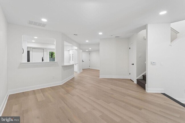 Building Photo - 911 Chanticleer