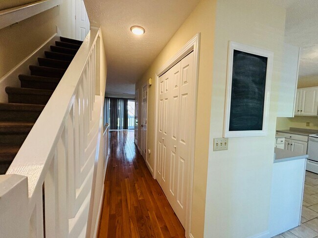 Building Photo - 3 Bedroom 2.5 Bath Townhouse