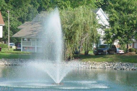 Building Photo - 400 Bracknell Arch