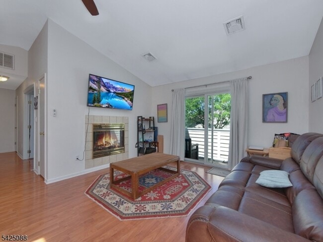 Building Photo - 9 Teal Ln