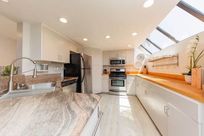 Building Photo - La Jolla Shores Living - Steps from the Be...