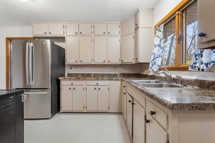 Building Photo - 1320 Alms Dr