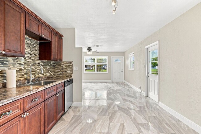 Building Photo - 2267 Robinhood Dr