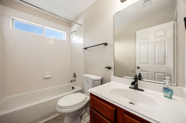 Building Photo - 10427 Lyndon Meadows Dr