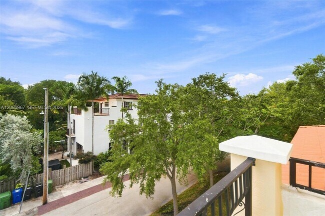 Building Photo - 913 SW 8th St