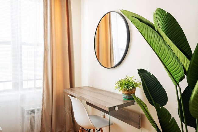 Building Photo - 321 E 14th St