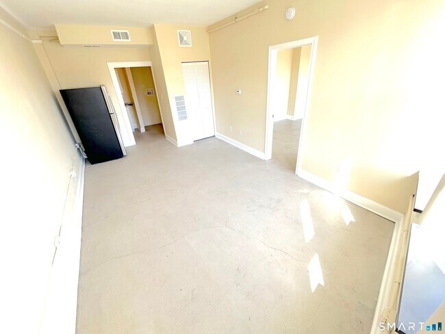 Building Photo - 77 Bank St