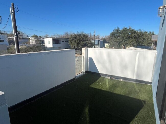 Building Photo - 1105 Altum St