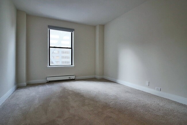 Building Photo - 211 E Chestnut St