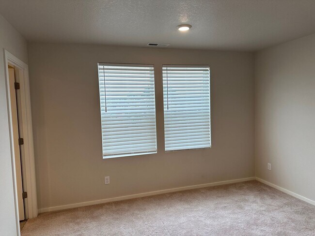 Building Photo - 4 bedroom 2.5 bathroom home!