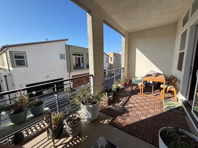 Building Photo - Beautiful 3-Bedroom Home with Solar in Valencia!