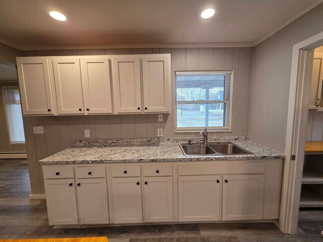 Building Photo - 1353 W Grand Ave