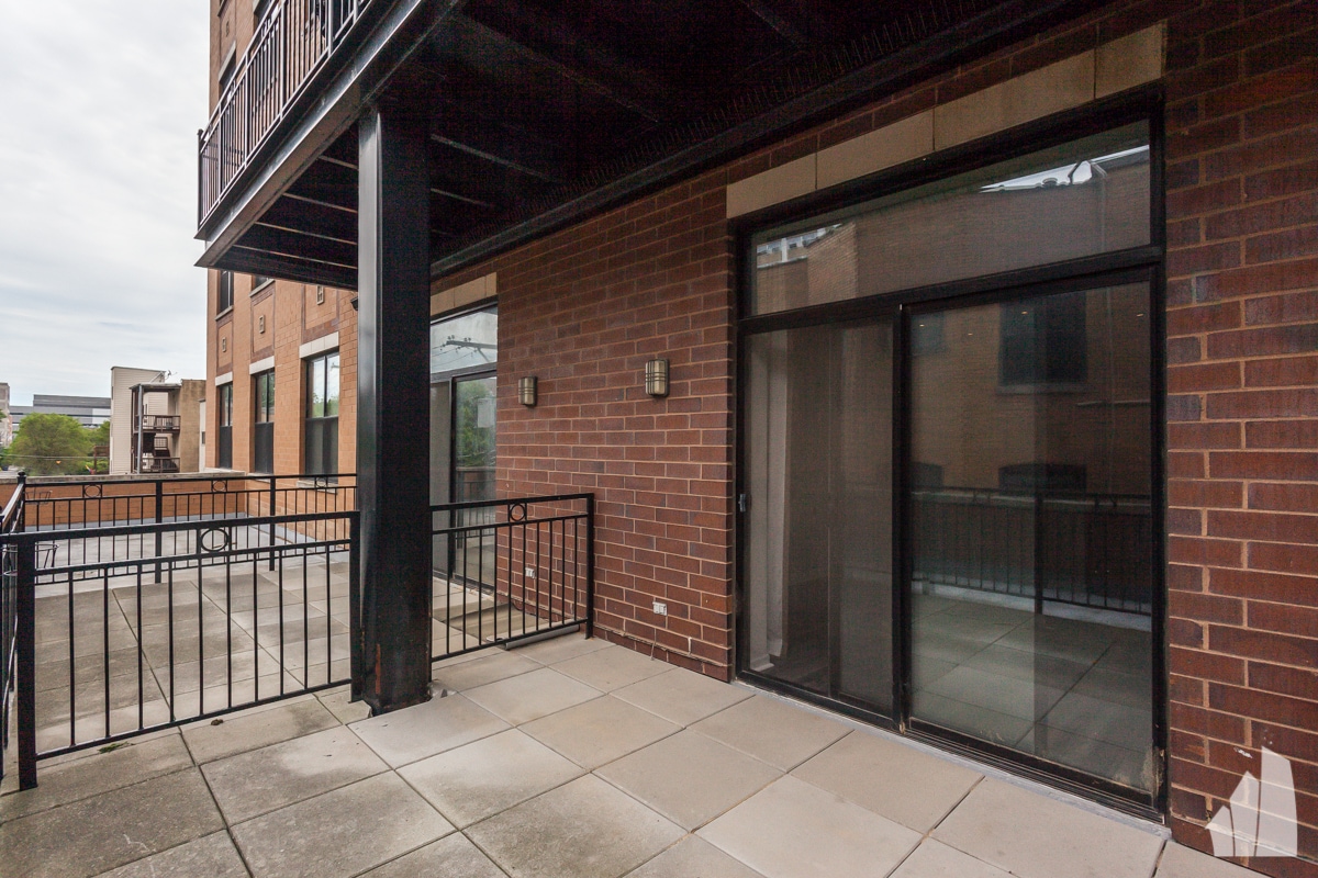 Building Photo - 950 W Leland Ave