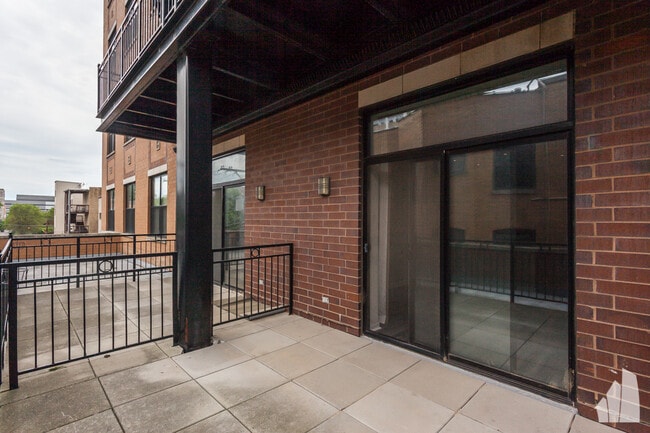 Building Photo - 950 W Leland Ave