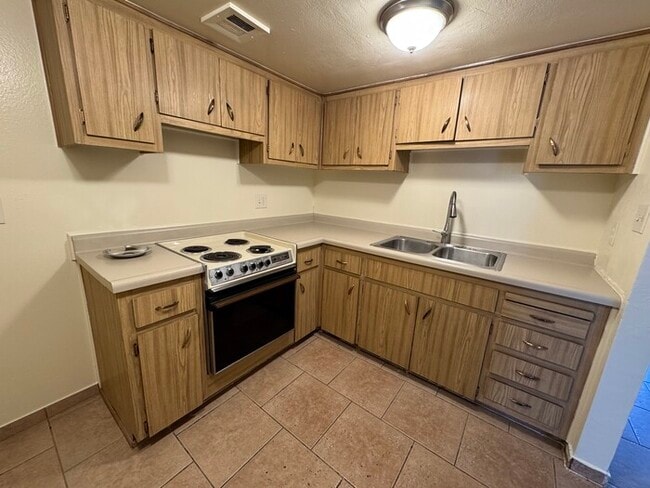 Building Photo - Holiday Gardens 2-br Townhome