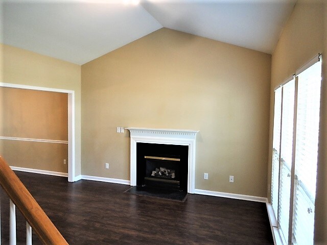 Building Photo - 640 Hanska Way