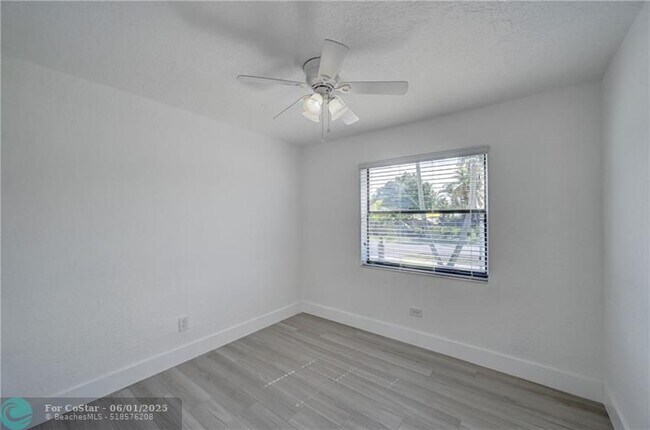Building Photo - 5521 SW 39th St