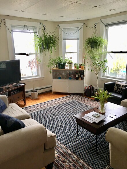 Building Photo - 275 Putnam Ave