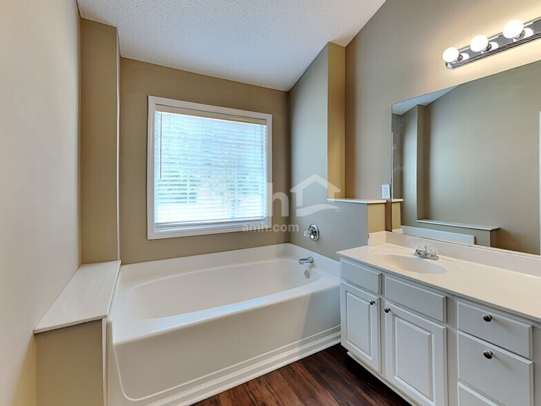 Building Photo - 812 Andora Way SW