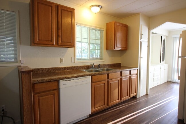 Building Photo - 2 Bedroom Mobile Home for Rent