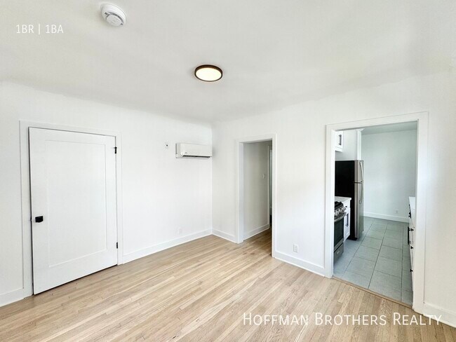 Building Photo - 328 N Kingsley Dr