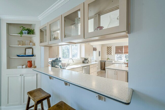 Building Photo - 117 Lakeview Cir