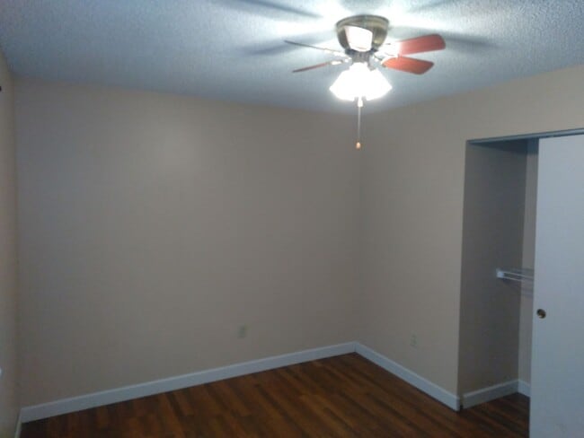 Building Photo - Cute 3 bedroom, 2 bath house with garage a...