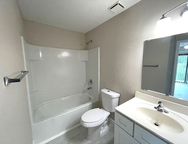 Building Photo - Welcome home to this charming 2-bedroom, 2...