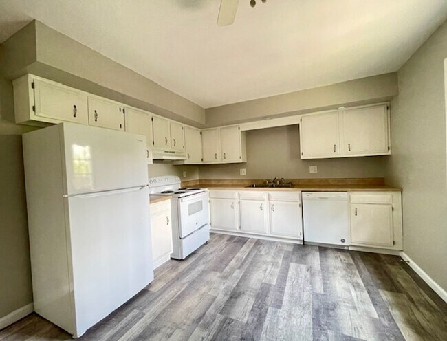 Building Photo - NICE 2 Bedroom, Move-In Ready!