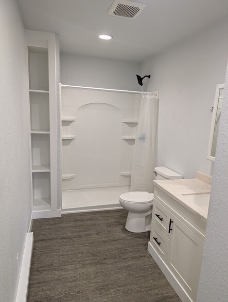 Building Photo - 102 S Main St