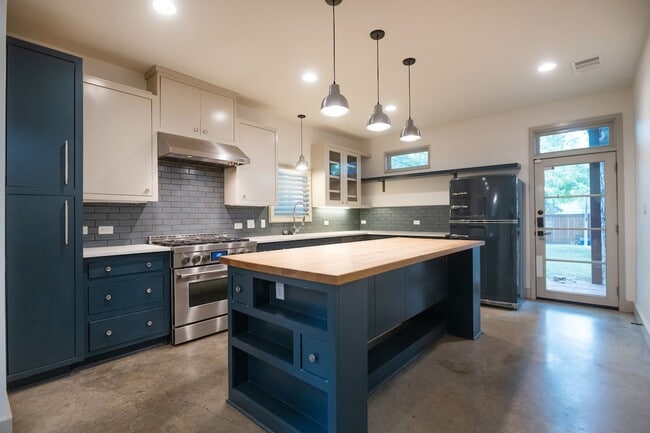 Building Photo - Bouldin Creek Neighborhood - Prime Location - 3/2.5!