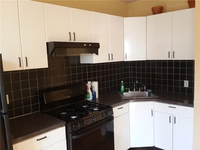 Primary Photo - 198 Rogers Ave