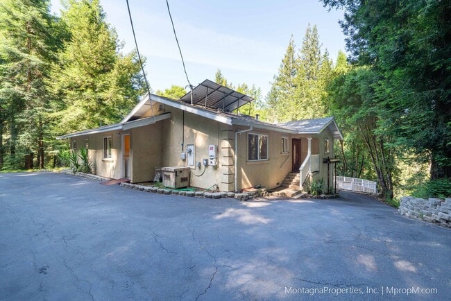 Building Photo - Updated and spacious 3 bedroom house on ov...
