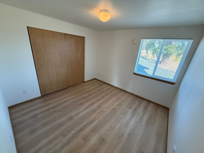 Building Photo - 3 bedroom 2.5 bathroom duplex with large f...