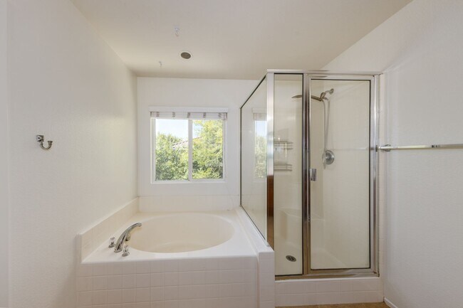 Building Photo - Spacious 3-bedroom with a Loft in Mission ...