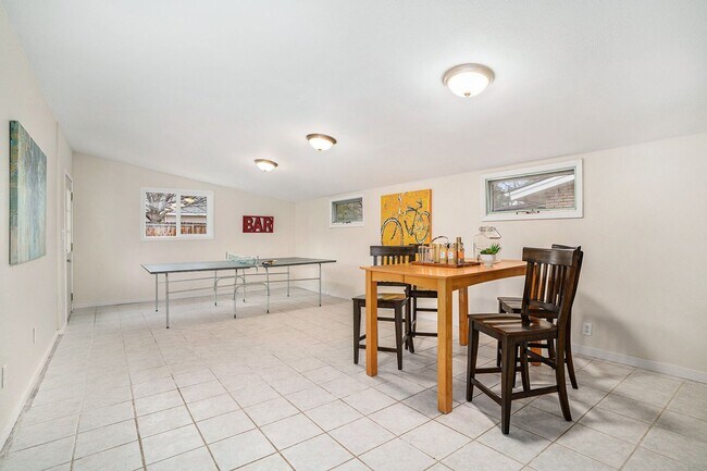Building Photo - 3 Bed ranch minutes from CSU and pet and s...