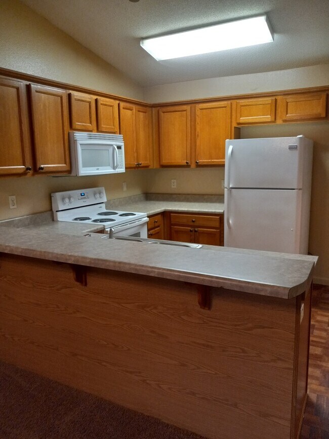 Building Photo - Cute patio home convenient to shopping and much more!