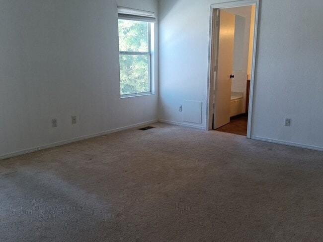 Building Photo - 6 Bedroom, 3 Bathroom Home located in NW a...