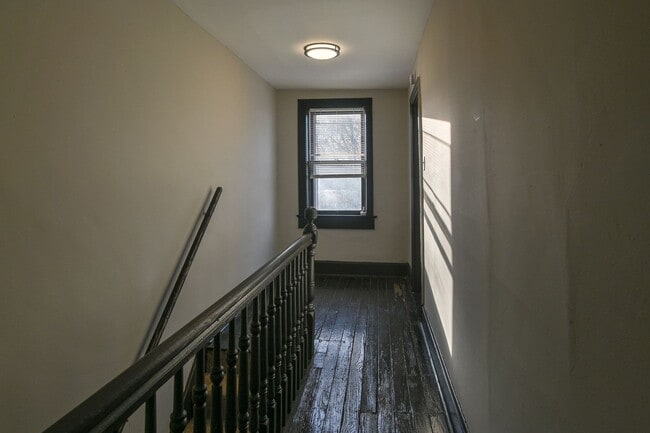 Building Photo - Large 5 Bedroom on Peffer