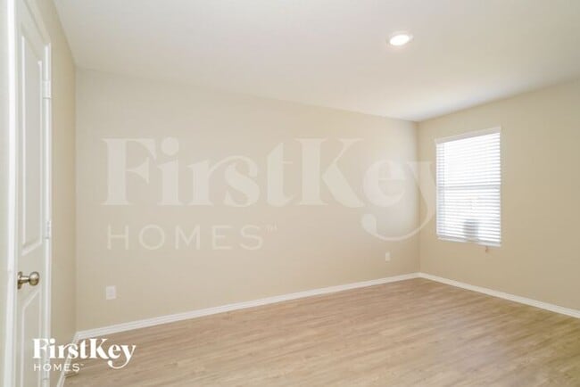 Building Photo - 10703 Vinateros Dr
