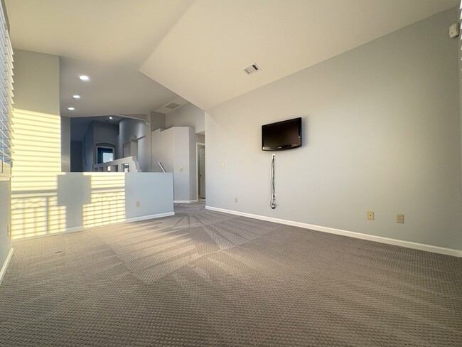 Building Photo - Charming Waterfront Single Family Home in Redwood Shores Available Now!