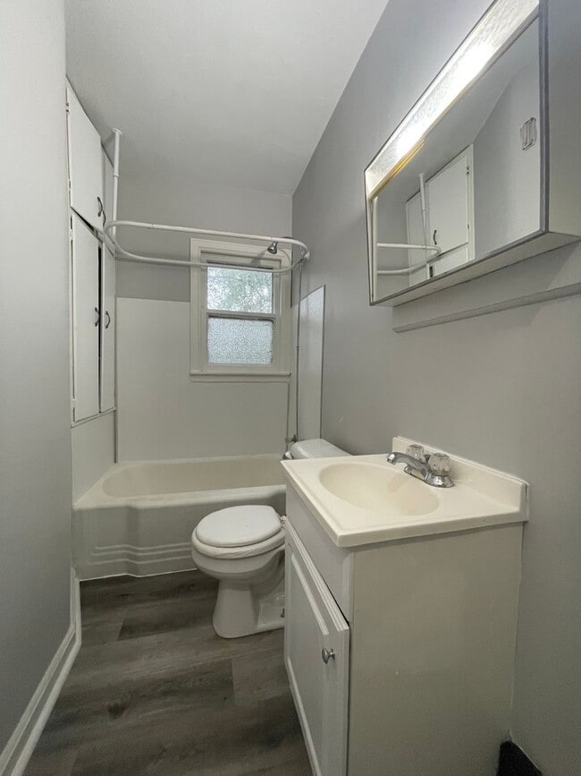 Building Photo - 2 bed, 1 bath home for rent in Waterloo