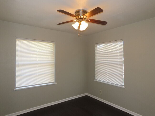 Building Photo - Three bedroom, One Bath Duplex Near Hospit...