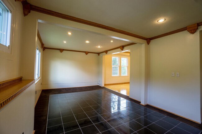 Building Photo - Apartment with Hardwood Floors Near Food C...