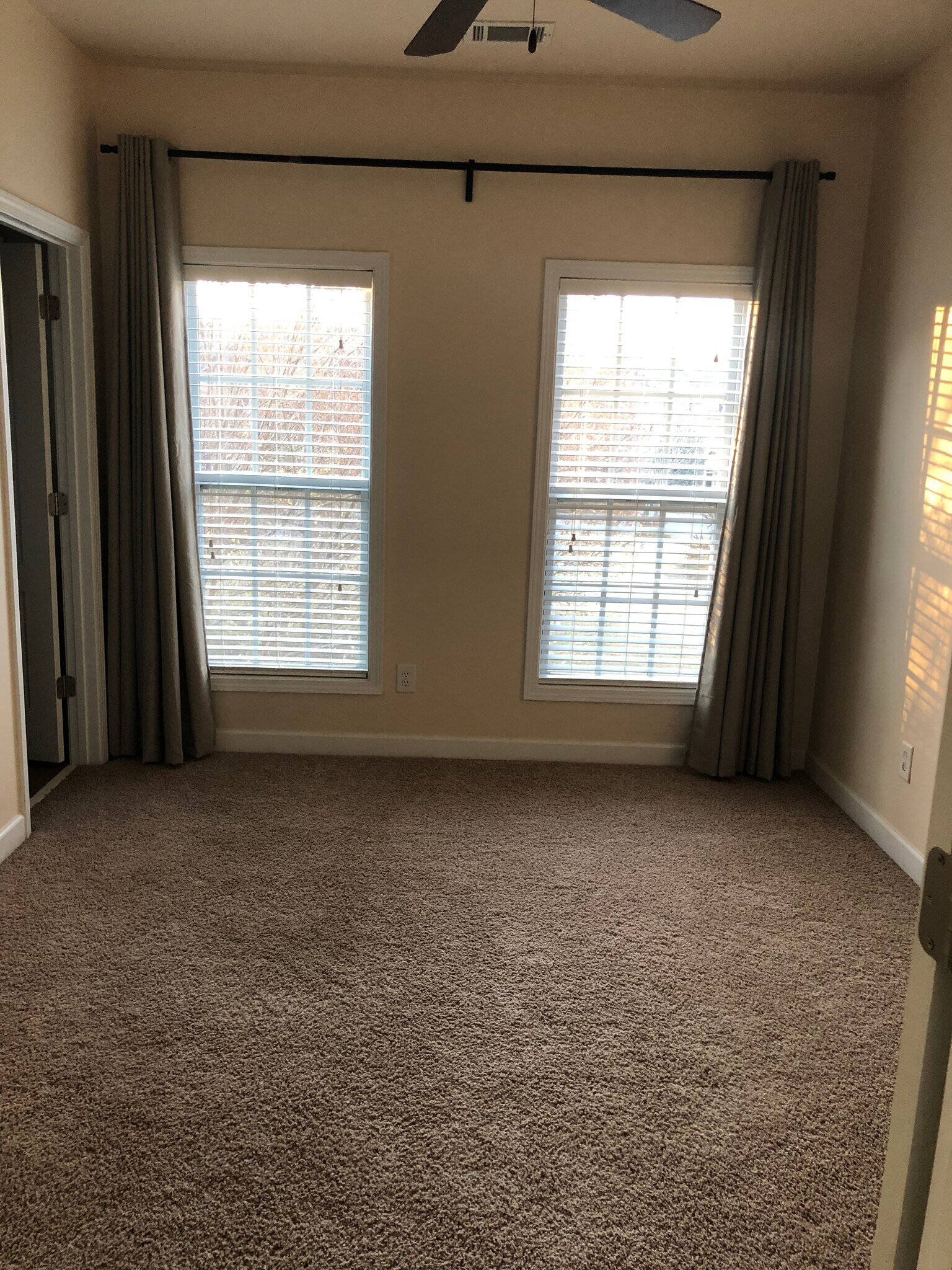 Large Bedroom with tons of natural light, private full bathroom and large walk in closet - 19946 Crew Cottage Ct